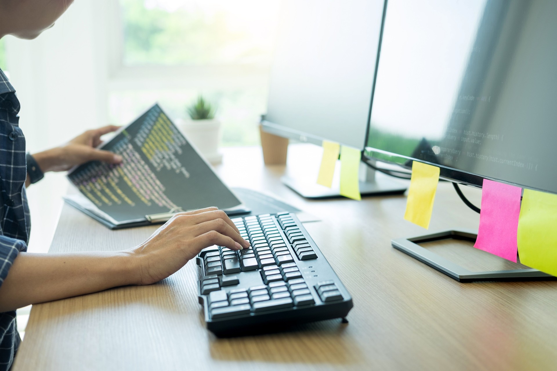 Sezione centrale della donna d'affari che utilizza il computer sulla scrivania in ufficio