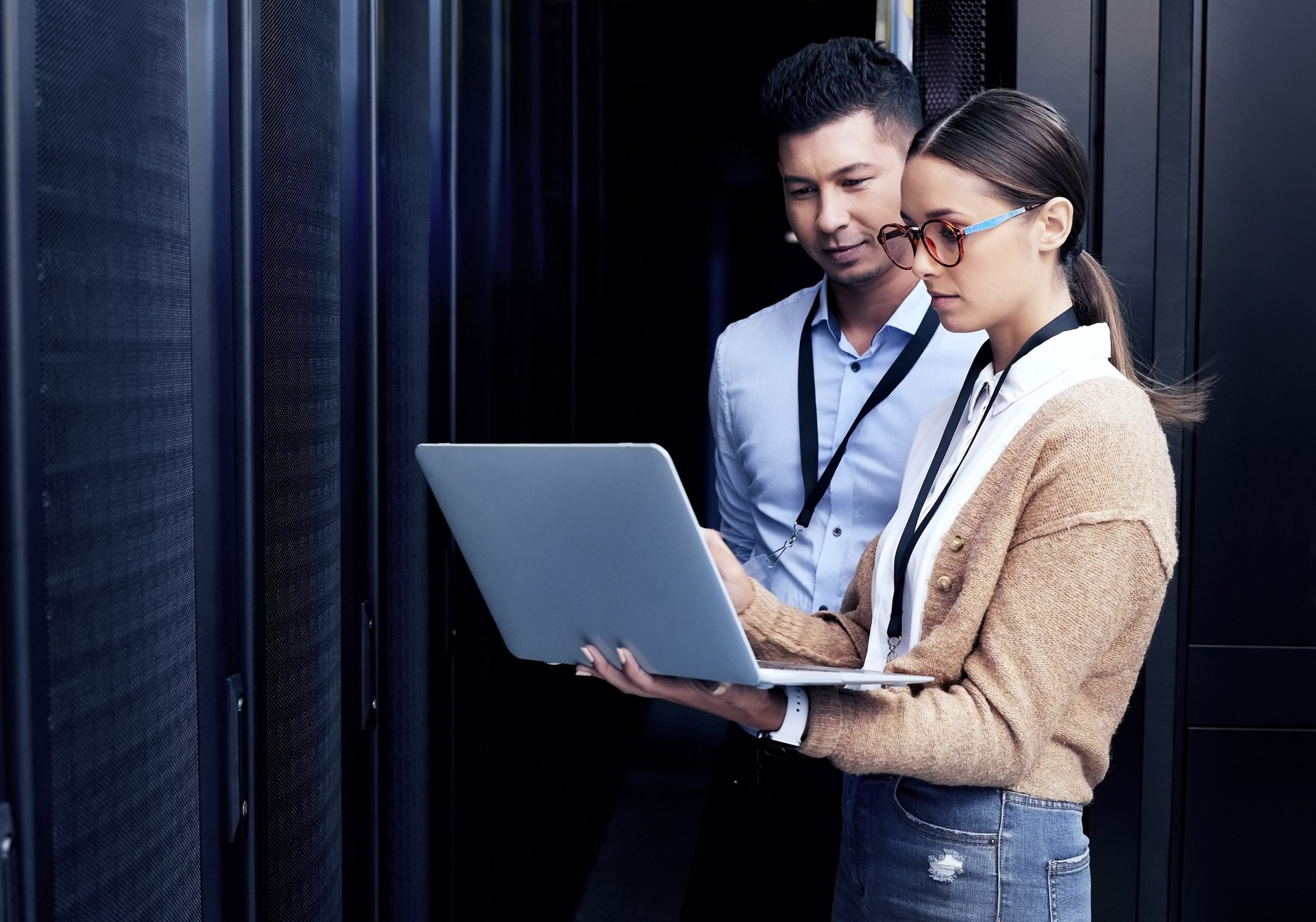 Scatto di due tecnici che lavorano insieme in una sala server