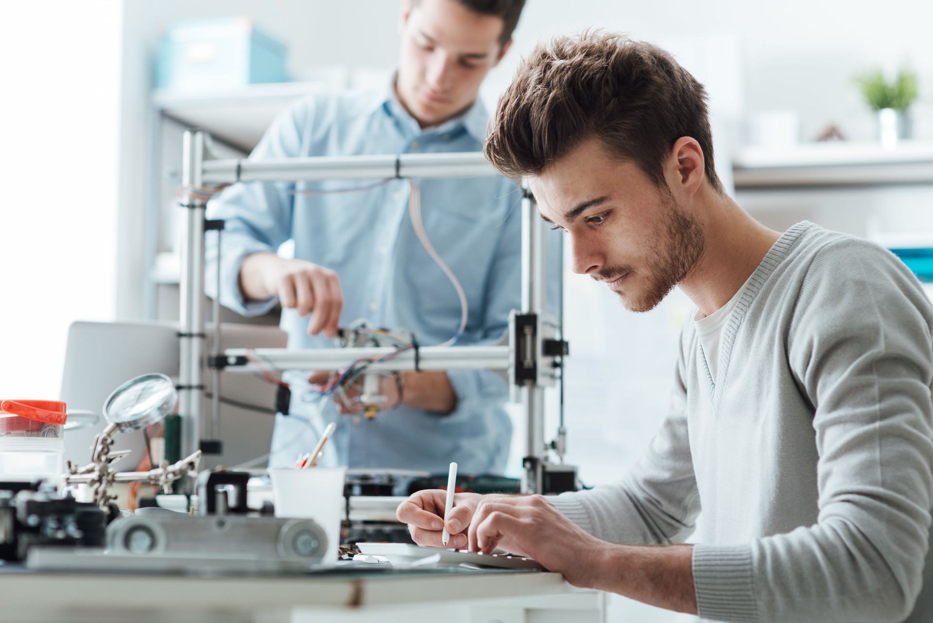 Ingegneria studenti che lavorano in laboratorio